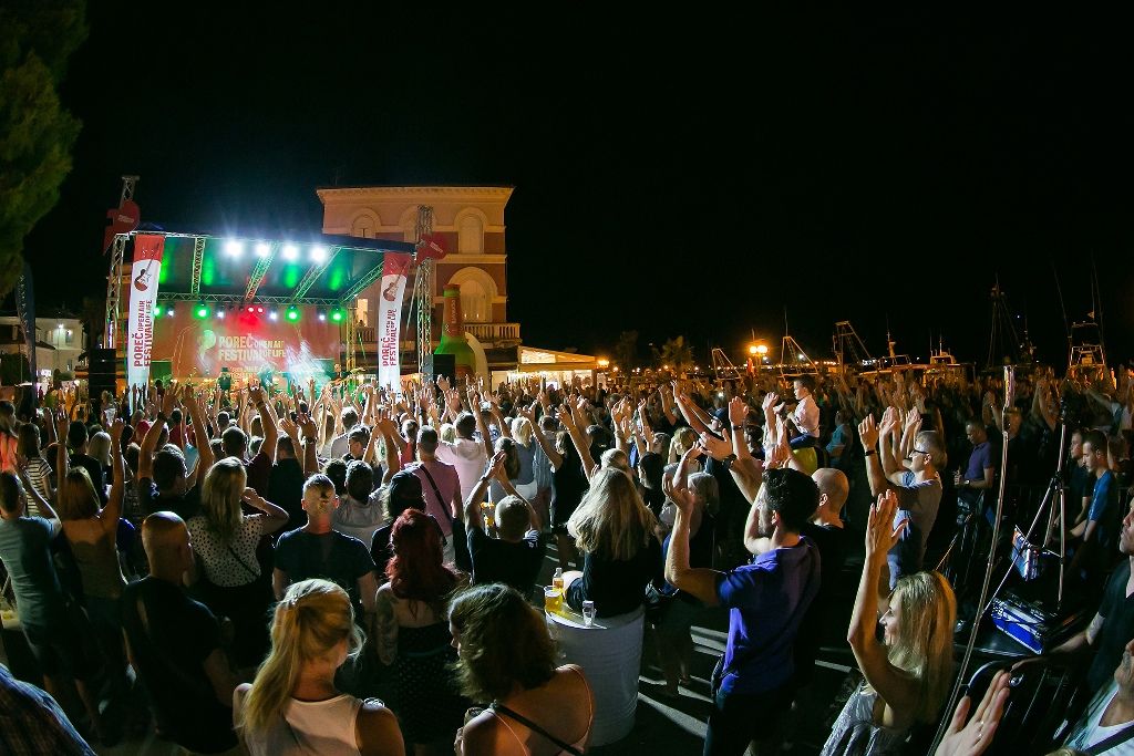 SPEKTAKUALRNA ZAVRŠNICA POREČ OPEN AIR-a Okusi svjetske kuhinje i koncert Bajage i Instruktora za kraj ljeta u Poreču